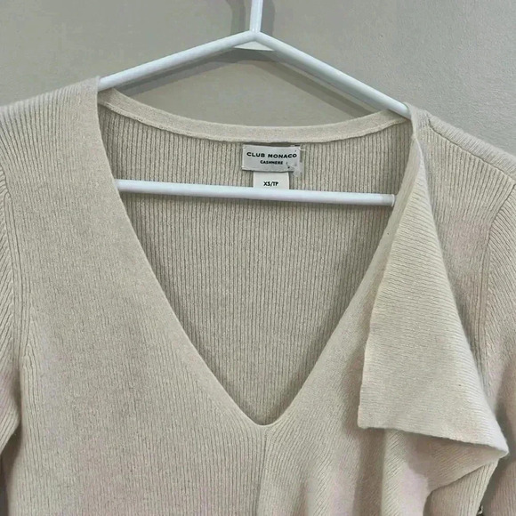 ❤️Host Picks❤️[XS] Club Monaco 100Cashmere Cream Frill detailed V Neck  Sweater - Picture 3 of 10